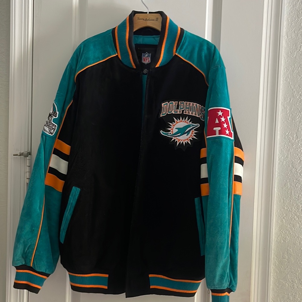 Attention all Dolphins fans this is a beautiful never worn large leather jacket.